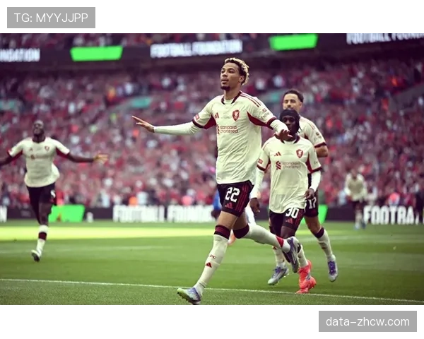 利物浦埃基蒂克开场六分钟伤退,锋线人员储备面临严峻考验 利物浦埃基蒂克开场六分钟伤退,锋线人员储备面临严峻考验